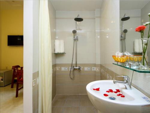 Triple Room with Balcony image 7