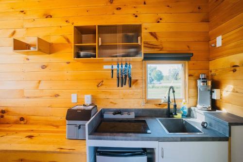 Oprema, Field of Dreams Tiny Home in Stillwater Avenue