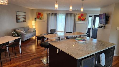 Spacious 4BR Family Home - Wine Fridge, Patio, Parking in Thompson (MB)
