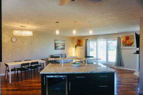Spacious 4BR Family Home - Wine Fridge, Patio, Parking in Thompson (MB)