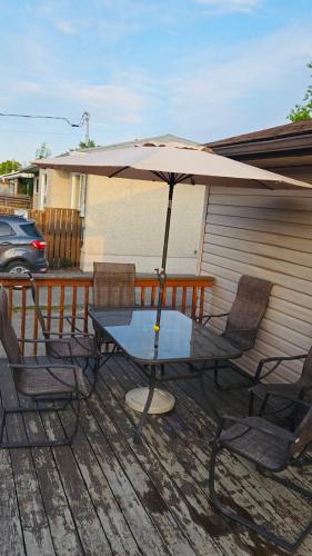 Spacious 4BR Family Home - Wine Fridge, Patio, Parking in Thompson (MB)