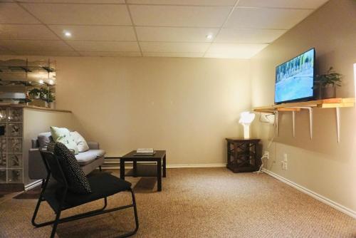 Spacious 4BR Family Home - Wine Fridge, Patio, Parking in Thompson (MB)