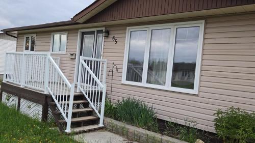 Spacious 4BR Family Home - Wine Fridge, Patio, Parking in Thompson (MB)