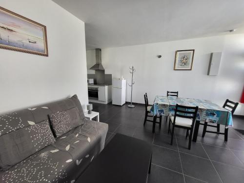 Holiday Home (4 Adults) room in Maison T2 agréable avec cour privative à 400m de la plage et proche commerces quartier calme - FR-1-92-875