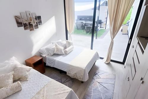 Reserva tu casa en la naturaleza con camino al rio in Acacias