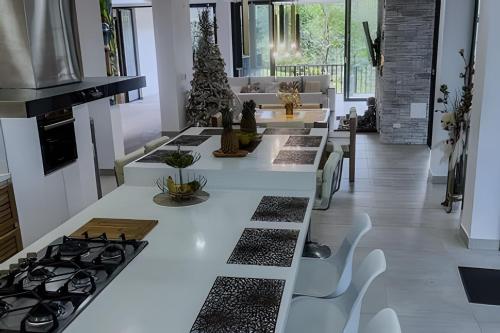 Facilities, Reserva tu casa en la naturaleza con camino al rio in Acacias