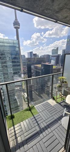 Toronto CN Tower Maple Leaf Square Luxurious 2 Bedroom Condo near สวนสนุกเซ็นเตอวิล