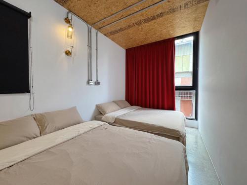 Standard Quadruple Room image 2