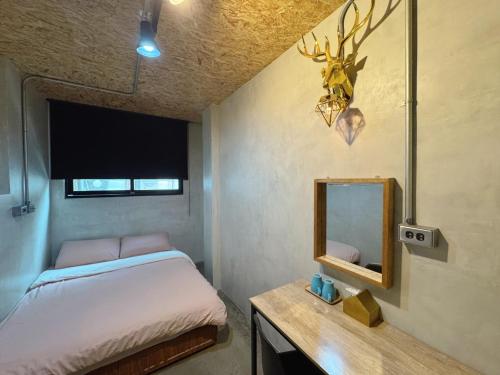 Standard Double Room image 9