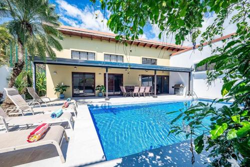Casa Gris with private pool near the beach in Jaco, Jacó