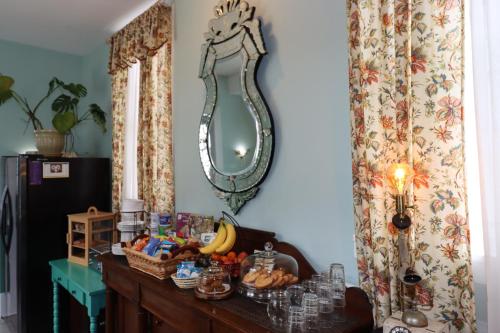 Standard Double Room image 9