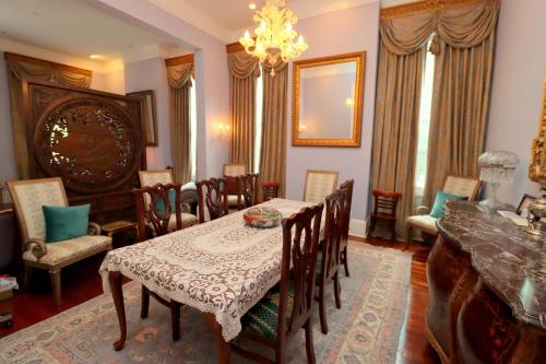 Deluxe King Room image 5