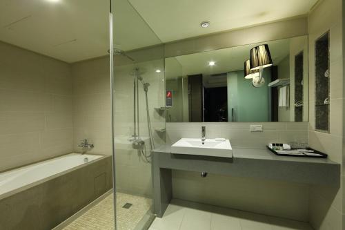 room detail thumbnail 2