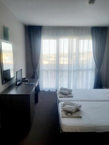Double Room with Balcony image 10