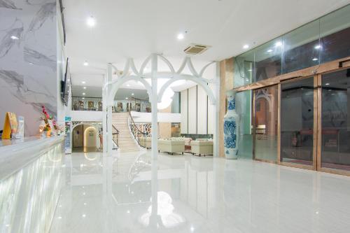 Golden Jomtien Beach Hotel  - 로비