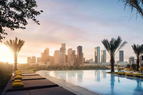 สระว่ายน้ำ, Thompson Houston, by Hyatt near พิพิธภัณฑ์รถศิลปะ