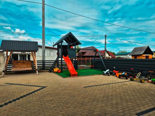 Játszótér, Căsuțele Denis&Lucas (Casutele Denis&Lucas) in Ocna Sugatag