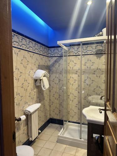 Small Double Room image 8