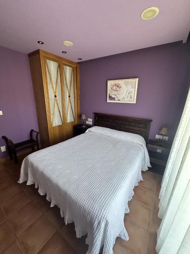 Small Double Room image 9