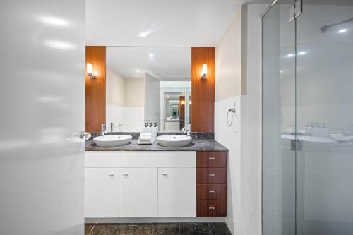 Three-Bedroom Apartment with Ocean View image 9