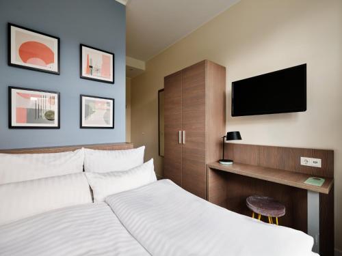Standard Double Room image 6