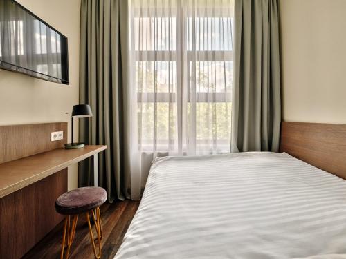 Standard Double Room image 5