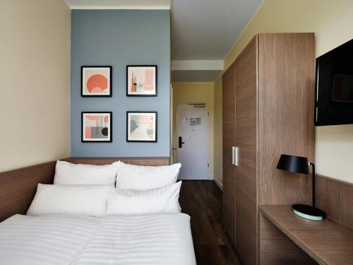 Standard Double Room image 4