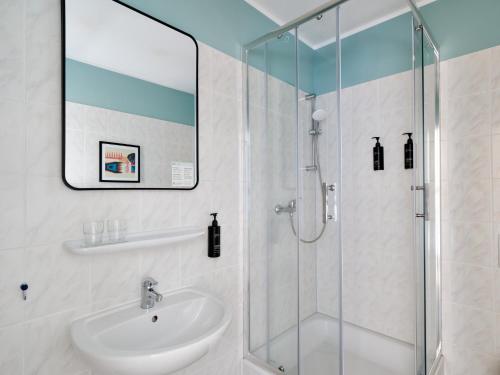 Standard Queen Room image 6