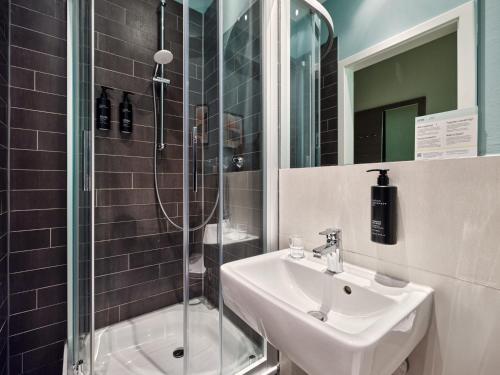 room detail thumbnail 2