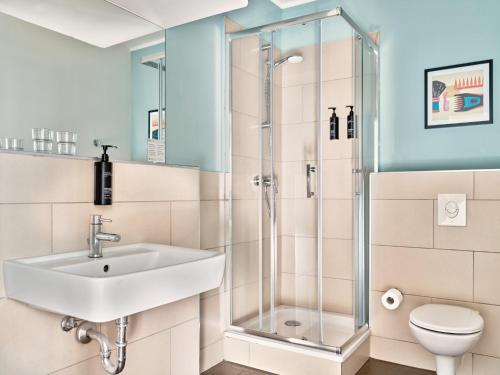 room detail thumbnail 2