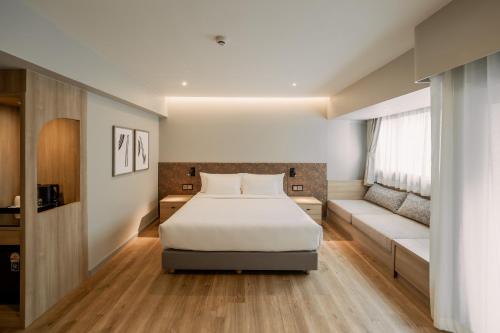 Deluxe Double or Twin Room image 9
