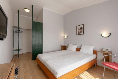 Double Room image 3