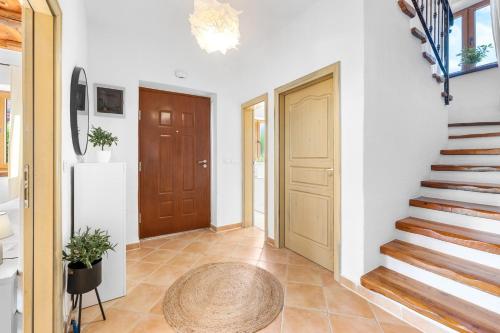 Villa Serenita with heated pool - image 2