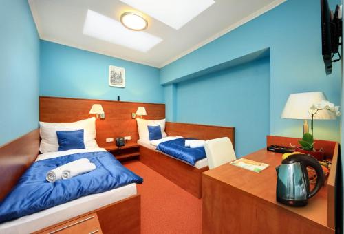 Economy Twin Room image 4