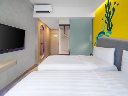 Superior Twin Room image 3