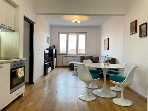 2BD on Vitosha Street by Cosher, Sofia (photo 8)