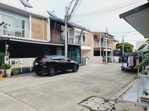 Surrounding environment, Comfy Townhome 5min walk to 7-11 (Whole House) near Tesco Talad Bangbuathong