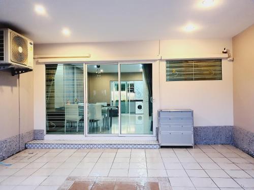 Exterior view, Comfy Townhome 5min walk to 7-11 (Whole House) near Tesco Talad Bangbuathong
