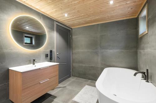 ห้องน้ำ, Det Kosekroken – Nordic Style Holiday Home by the Fjord in วราดาล