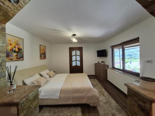 1 king bed, 1 twin bed
