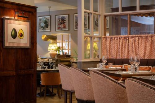 Restaurant, The Ragged Robin - A Heartwood Inn in Guildford