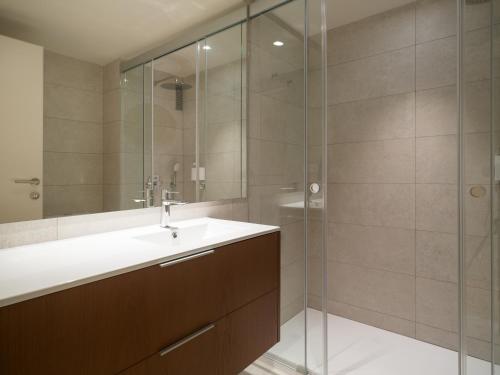 Three-Bedroom Deluxe Apartment image 5