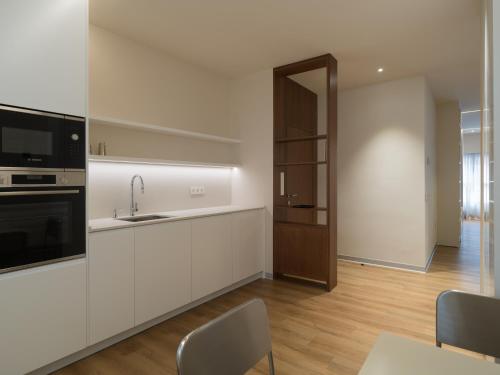 Three-Bedroom Deluxe Apartment image 2