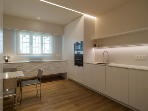 Three-Bedroom Deluxe Apartment image 10