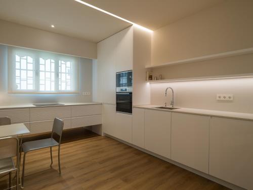 Three-Bedroom Deluxe Apartment image 9
