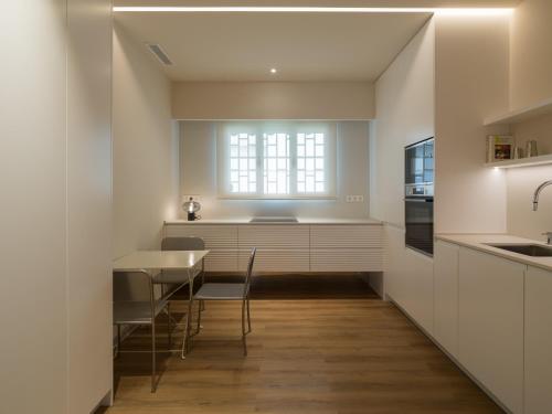 Three-Bedroom Deluxe Apartment image 8