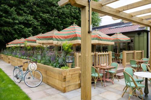 Restaurant, The Ragged Robin - A Heartwood Inn in Guildford