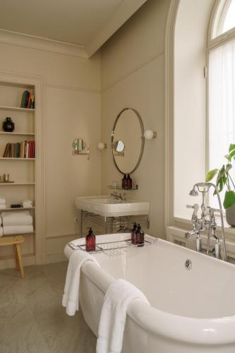 room detail thumbnail 2