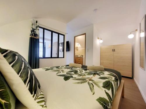 One-Bedroom Apartment image 3