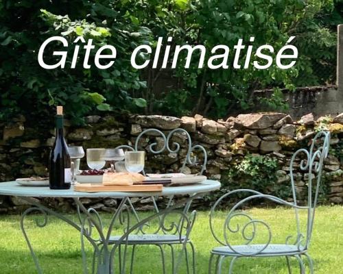 L'instant Beaujolais 2 ou 4 personnes Logis cosy balnéo vue jardin gîte à louer Theizé